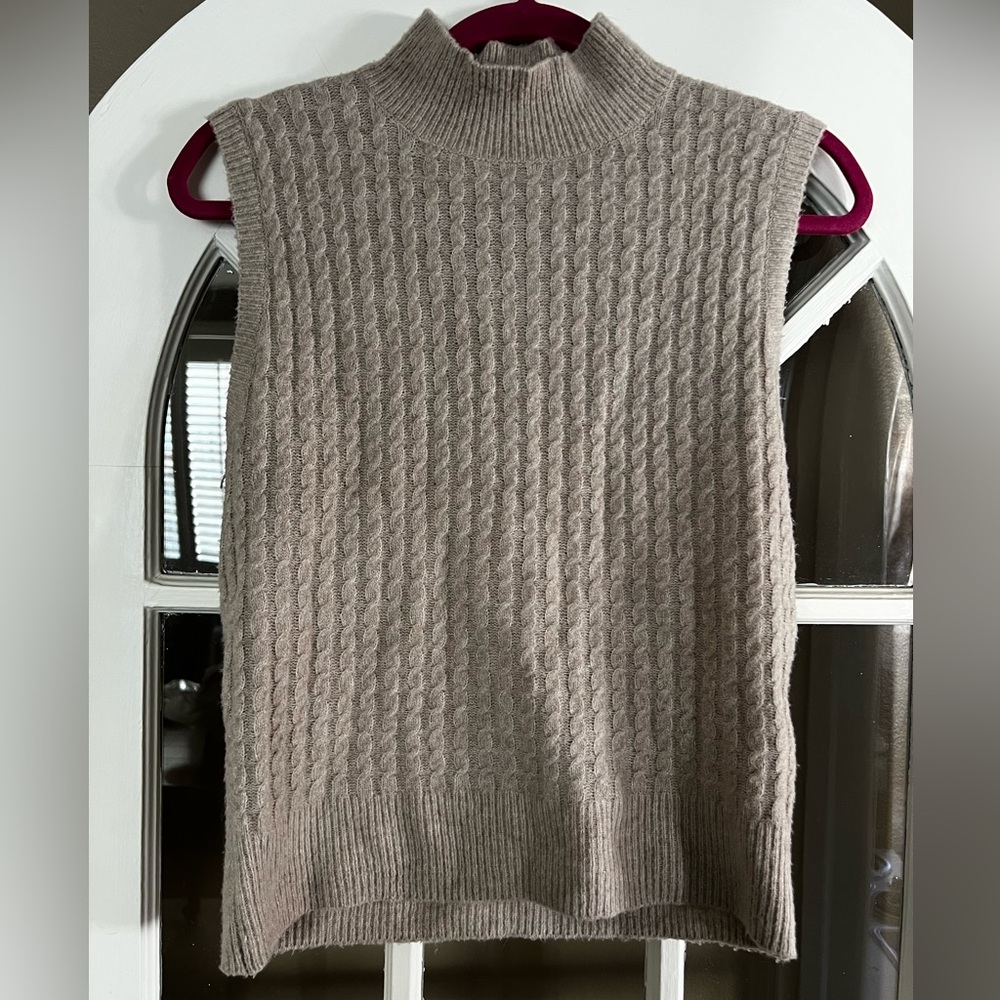 Abercrombie & Fitch Cable Knit Sweater Vest